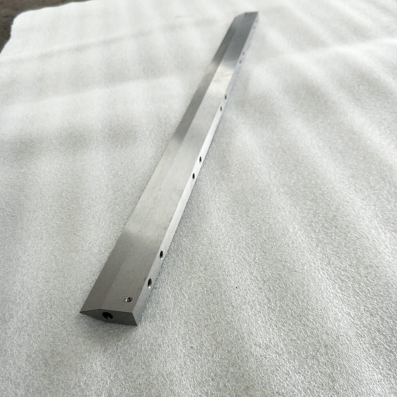 Replacement blades for hydraulic shearing machine