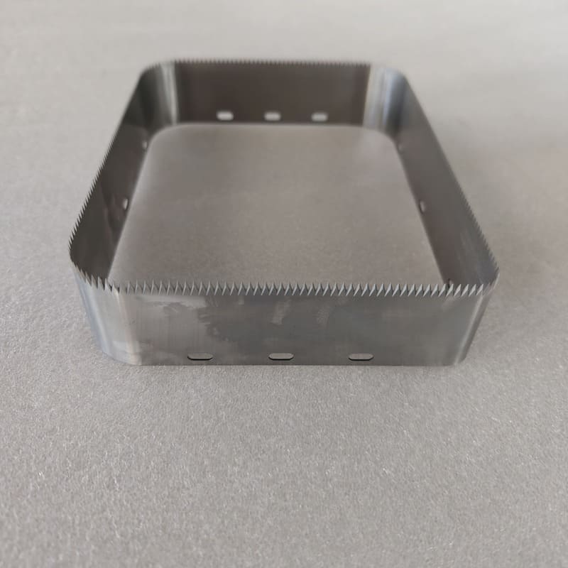 Precision full-edge serrated packaging blades