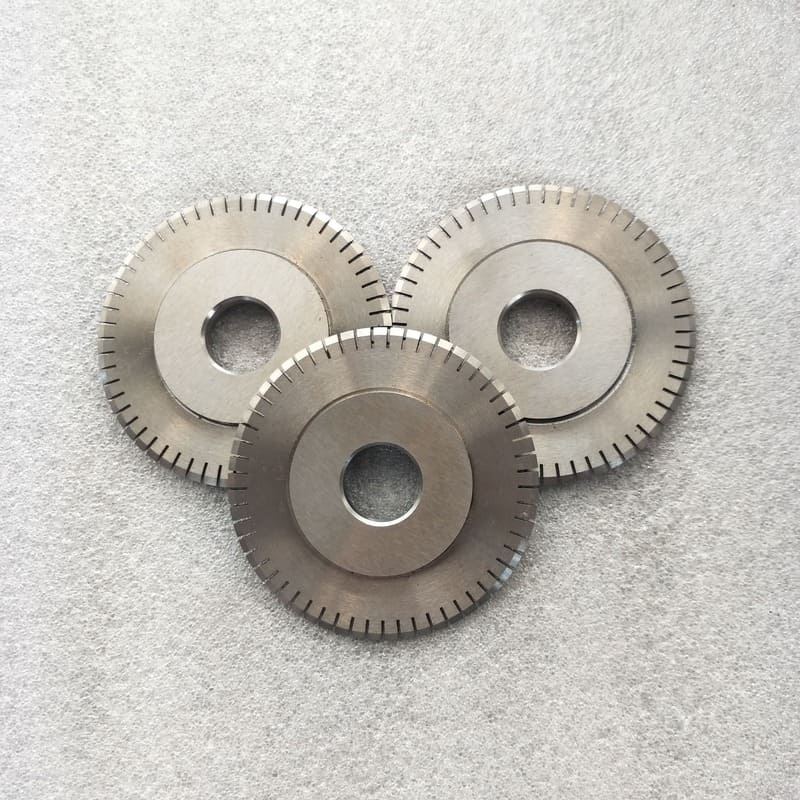 Serrated edge pneumatic slitting circular blades